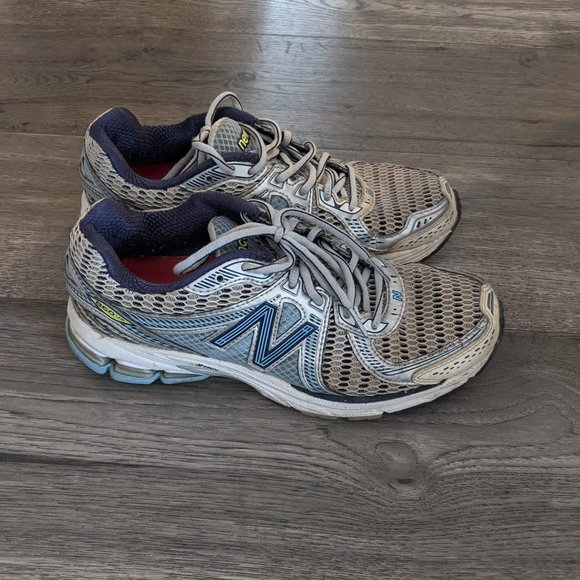 Size 9 New Balance Running Shoes - Picture 1 of 3